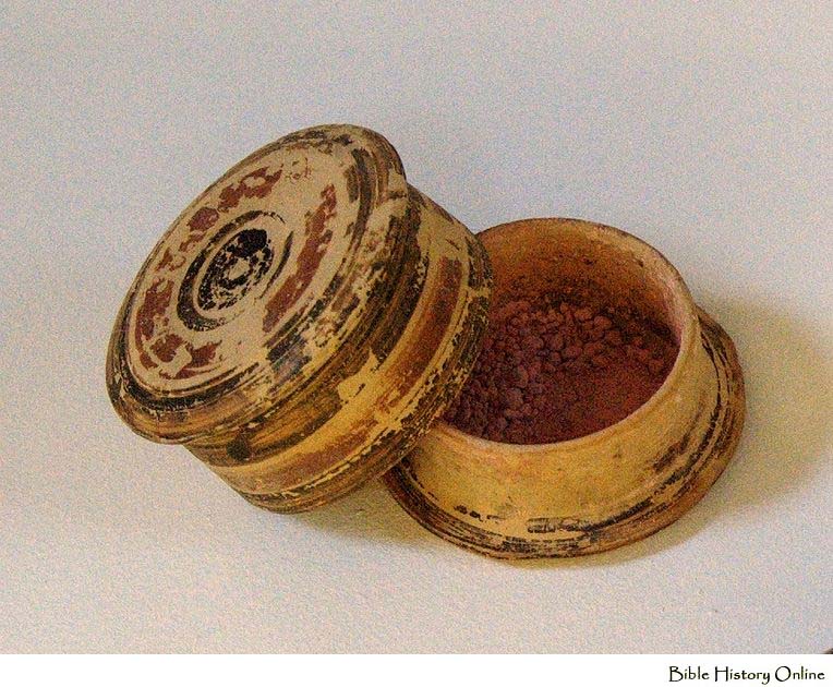 Corinthian-pyxis-with-a-red%20make-up-powder-Found-in-a-tomb-from-the-5th-BC